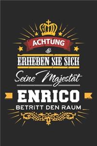 Achtung Erheben Sie sich Seine Majestät Enrico Betritt den Raum