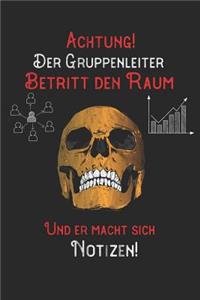 Achtung! Der Gruppenleiter betritt den Raum und er macht sich Notizen