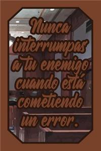 Nunca Interrumpas a Tu Enemigo Cuando Está Cometiendo Un Error.