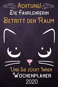 Achtung! Die Fahrlehrerin betritt den Raum und Sie zückt Ihren Wochenplaner 2020