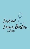 Trust me! I am (almost) a Doctor: Notizbuch für angehende Ärzte / Medizinstudenten - 120 Seiten Kariert (ca. DIN A5) - Tagebuch - Tagesplaner - Terminkalender - Geschenkidee für Medi