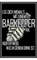 Leg dich niemals mit einem Barkeeper an. Nur er weiß, was in deinem Drink ist: Barkeeper Notizbuch Bartender Planer Tagebuch (Liniert, 15 x 23 cm, 120 Linierte Seiten, 6" x 9") Lustiges Geschenk Für Kellner Kellnerin Bar & Club