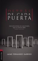 Detras de cada puerta
