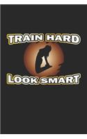 Train Hard Look Smart: Notizbuch Geschenk-Idee - Karo - A5 - 120 Seiten