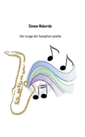 Junge der Saxophon spielte