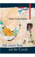 Mit einem Bein auf der Couch