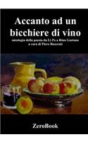 Accanto a un bicchiere di vino