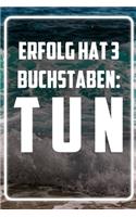 Erfolg hat 3 Buchstaben - TUN: Terminplaner und Organizer mit Motivations-Spruch - Geschenk für Unternehmer, Entrepreneure, Selbstständige, Arbeitskollegen, Kollegen und Mitarbeit