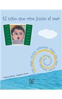 niño que vive junto al mar