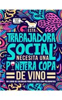 Esta trabajadora social necesita una puñetera copa de vino