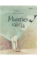 Muurien välissä: Finnish Edition of "Between the Walls"
