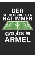 Der Schiedsrichter hat immer zwei Asse im Ärmel: Spielnotizbuch für Schiedsrichter mit Spruch. 120 Seiten. Hobby Ersatz für die Spielnotizkarten. Perfektes Geschenk.
