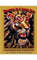 Trapped in a Lion's Den: Connecting the Book of Daniel's Dots (Hebrew Version)(Hebrew)