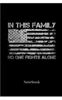 In This Family No One Fights Alone Notebook: Liniertes Notizbuch für Soldaten, Veteranen, Armee und Militär Fans - Notizheft Klatte für Männer, Frauen und Kinder