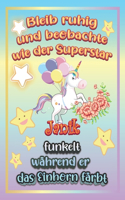 Bleib ruhig und beobachte wie Superstar Janik funkelt während sie das Einhorn färbt