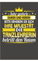 Sehr Geehrte Damen Und Herren Bitte Erheben Sie Sich Ihre Majestät Die Tanzlehrerin Betritt Den Raum