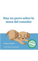 Hay un perro sobre la mesa del comedor
