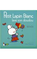 Petit Lapin Blanc Lave Son Doudou