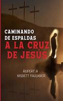 Caminando de espaldas a la cruz de Jesús