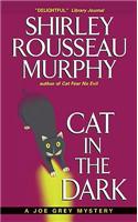 Cat in the Dark: A Joe Grey Mystery(4 Joe Grey Cat Mystery)