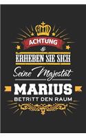 Achtung Erheben Sie sich Seine Majestät Marius Betritt den Raum
