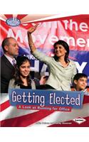 Getting Elected: A Look at Running for Office(Searchlight Books (TM) -- How Does Government Work?)