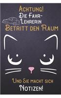 Achtung! Die Fahrlehrerin betritt den Raum und Sie macht sich Notizen: DIN A5 Notizbuch / Notizheft /Journal kariert und 120 Seiten. Perfektes Geschenk von Kollegen für Kollege für den passenden Beruf.