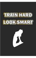Train Hard Look Smart: Notizbuch Geschenk-Idee - Karo - A5 - 120 Seiten
