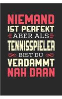 Niemand Ist Perfekt Aber ALS Tennisspieler Bist Du Verdammt Nah Dran: Notizbuch A5 blanko 120 Seiten, Notizheft / Tagebuch / Reise Journal, perfektes Geschenk für Tennisspieler