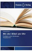 Mit der Bibel am Ohr