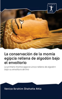 La conservación de la momia egipcia rellena de algodón bajo el envoltorio