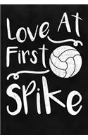 Love At First Spike: Volleyball Notizbuch für Volleyballspieler und Volleyballspielerinnen zum Selberschreiben & Gestalten von Erinnerungen und Notizen zum Training und 