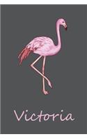 Victoria: Personalisiertes Flamingo Tage-/ Notizbuch - 120 Seiten - 6x9 Zoll Format (ca.DIN A5) - gepunket - dotted - punktkariert - dot grid - individuelle G