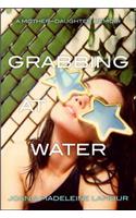 Grabbing at Water: A Mother--Daughter Memoir(English)