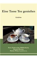 Eine Tasse Tee genießen