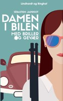 Damen i bilen med briller og gevær