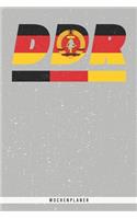 Ddr: Deutsche Demokratische Republik Wochenplaner mit 106 Seiten in weiß. Organizer auch als Terminkalender, Kalender oder Planer mit der DDR Flagge verw