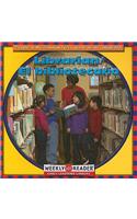 Librarian / El Bibliotecario: (People In My Community / La Gente de Mi Comunidad)