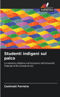 Studenti indigeni sul palco
