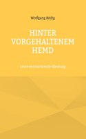 Hinter vorgehaltenem Hemd