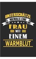 Unterschätze niemals eine Frau mit einem Warmblut: Pferd Notizbuch, Notizblock, Geburtstag Geschenk Buch mit 110 linierten Seiten, kann auch als Dekoration in Form eines Schild bzw. Poster verwendet 