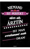 Niemand ist perfekt aber als Ärztin ist man verdammt nah dran! Notizbuch: Ärztin Journal DIN A5 liniert 120 Seiten Geschenk