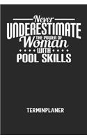 NEVER UNDERESTIMATE THE POWER OF WOMAN WITH POOL SKILLS - Terminplaner: Für monatliche und tägliche To Do's - plane und strukturiere deine Tage mit dem Fokus auf dein Ziel!