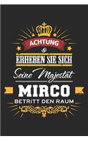 Achtung Erheben Sie sich Seine Majestät Mirco Betritt den Raum