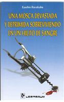Una Mosca Devastada y Deprimida Sobreviviendo en un Hilito de Sangre