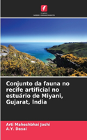 Conjunto da fauna no recife artificial no estuário de Miyani, Gujarat, Índia