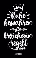 Ruhe bewahren die Erzieherin regelt das Notebook