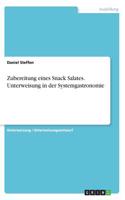 Zubereitung eines Snack Salates. Unterweisung in der Systemgastronomie