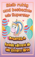 Bleib ruhig und beobachte wie Superstar Daniela funkelt während sie das Einhorn färbt