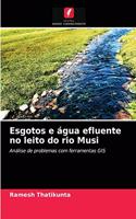 Esgotos e água efluente no leito do rio Musi